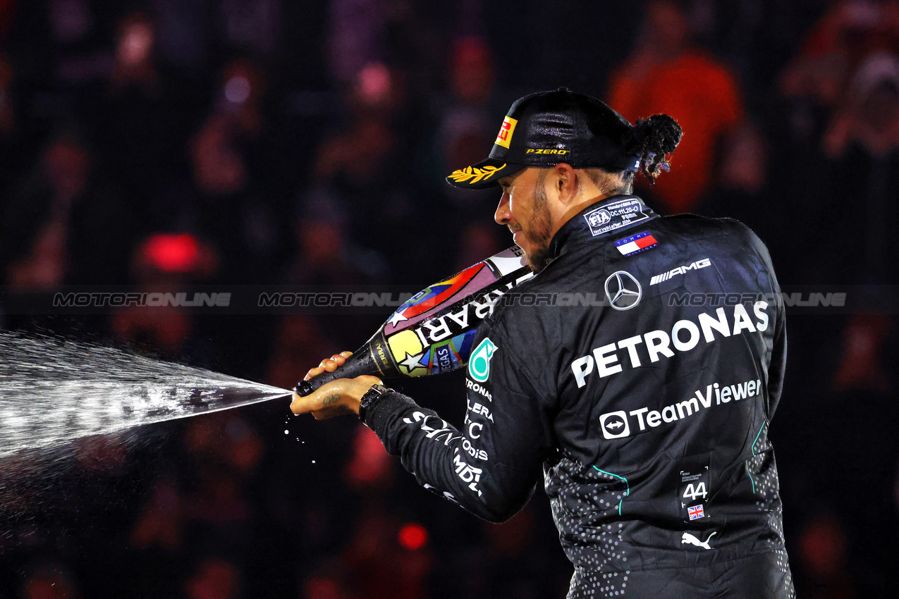 GP LAS VEGAS, Lewis Hamilton (GBR) Mercedes AMG F1 celebrates his third position on the podium.

23.11.2024. Formula 1 World Championship, Rd 22, Las Vegas Grand Prix, Las Vegas, Nevada, USA, Gara Day.

- www.xpbimages.com, EMail: requests@xpbimages.com © Copyright: Charniaux / XPB Images