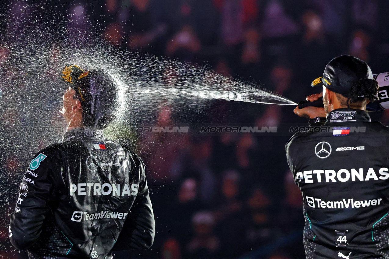 GP LAS VEGAS, (L to R): Gara winner George Russell (GBR) Mercedes AMG F1 celebrates on the podium with second placed team mate Lewis Hamilton (GBR) Mercedes AMG F1.

23.11.2024. Formula 1 World Championship, Rd 22, Las Vegas Grand Prix, Las Vegas, Nevada, USA, Gara Day.

- www.xpbimages.com, EMail: requests@xpbimages.com © Copyright: Charniaux / XPB Images