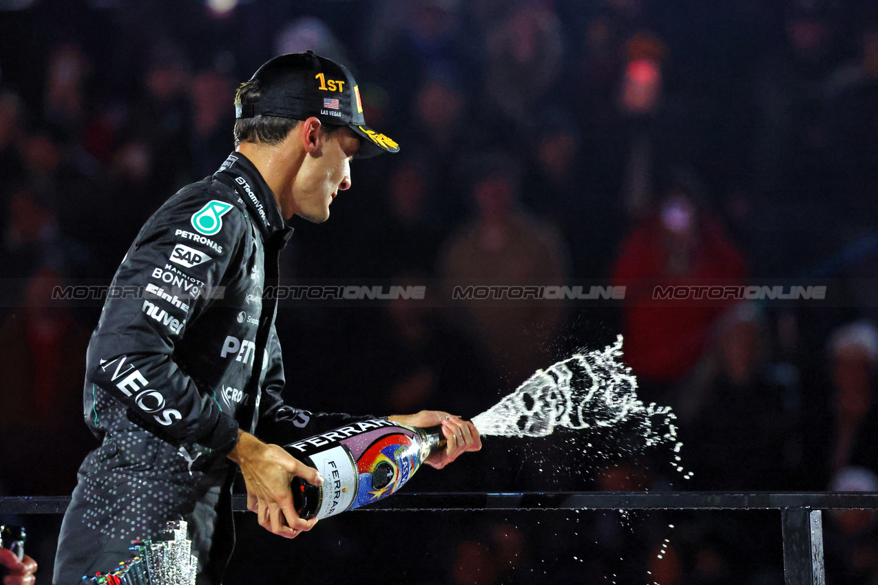GP LAS VEGAS, Gara winner George Russell (GBR) Mercedes AMG F1 celebrates on the podium.

23.11.2024. Formula 1 World Championship, Rd 22, Las Vegas Grand Prix, Las Vegas, Nevada, USA, Gara Day.

- www.xpbimages.com, EMail: requests@xpbimages.com © Copyright: Charniaux / XPB Images