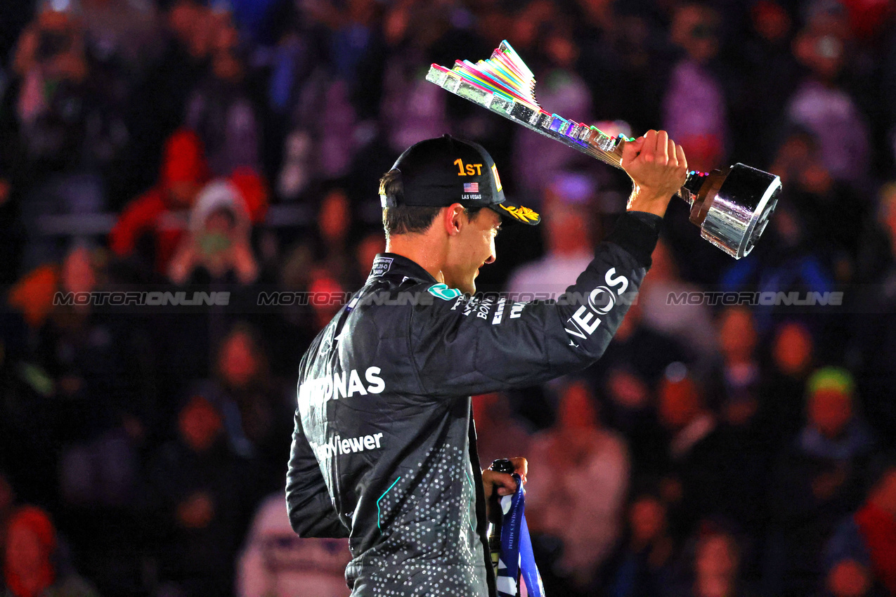 GP LAS VEGAS, Gara winner George Russell (GBR) Mercedes AMG F1 celebrates on the podium.

23.11.2024. Formula 1 World Championship, Rd 22, Las Vegas Grand Prix, Las Vegas, Nevada, USA, Gara Day.

- www.xpbimages.com, EMail: requests@xpbimages.com © Copyright: Charniaux / XPB Images