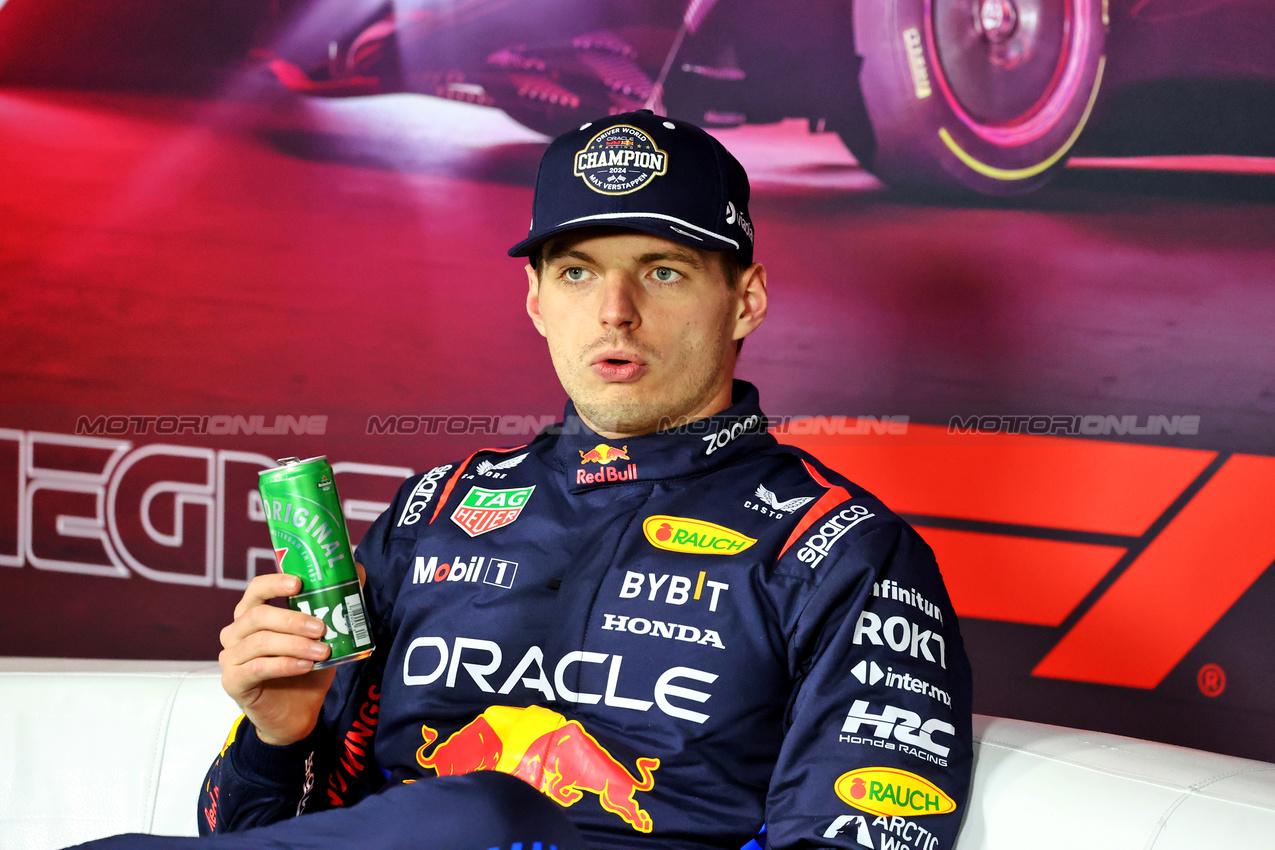 GP LAS VEGAS, World Champion Max Verstappen (NLD) Red Bull Racing in the FIA Press Conference.

23.11.2024. Formula 1 World Championship, Rd 22, Las Vegas Grand Prix, Las Vegas, Nevada, USA, Gara Day.

- www.xpbimages.com, EMail: requests@xpbimages.com © Copyright: Charniaux / XPB Images