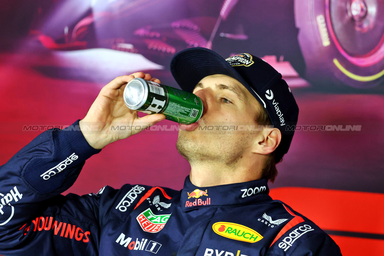 GP LAS VEGAS, World Champion Max Verstappen (NLD) Red Bull Racing in the FIA Press Conference.

23.11.2024. Formula 1 World Championship, Rd 22, Las Vegas Grand Prix, Las Vegas, Nevada, USA, Gara Day.

- www.xpbimages.com, EMail: requests@xpbimages.com © Copyright: Charniaux / XPB Images