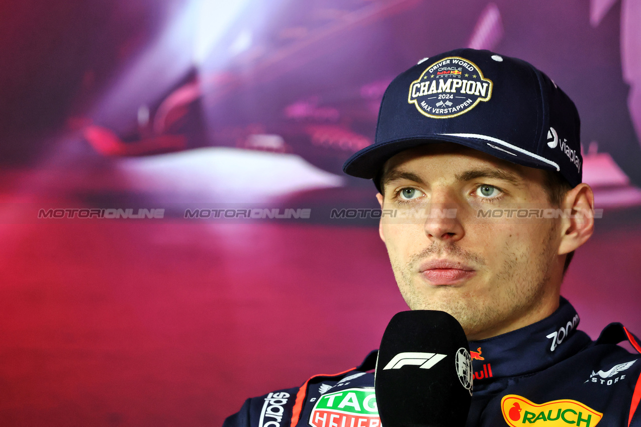 GP LAS VEGAS, World Champion Max Verstappen (NLD) Red Bull Racing in the FIA Press Conference.

23.11.2024. Formula 1 World Championship, Rd 22, Las Vegas Grand Prix, Las Vegas, Nevada, USA, Gara Day.

- www.xpbimages.com, EMail: requests@xpbimages.com © Copyright: Charniaux / XPB Images