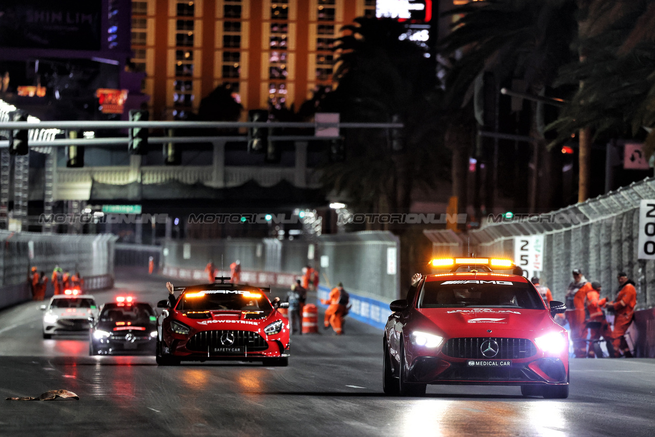 GP LAS VEGAS, Mercedes FIA Medical Car.

23.11.2024. Formula 1 World Championship, Rd 22, Las Vegas Grand Prix, Las Vegas, Nevada, USA, Gara Day.

- www.xpbimages.com, EMail: requests@xpbimages.com © Copyright: Moy / XPB Images