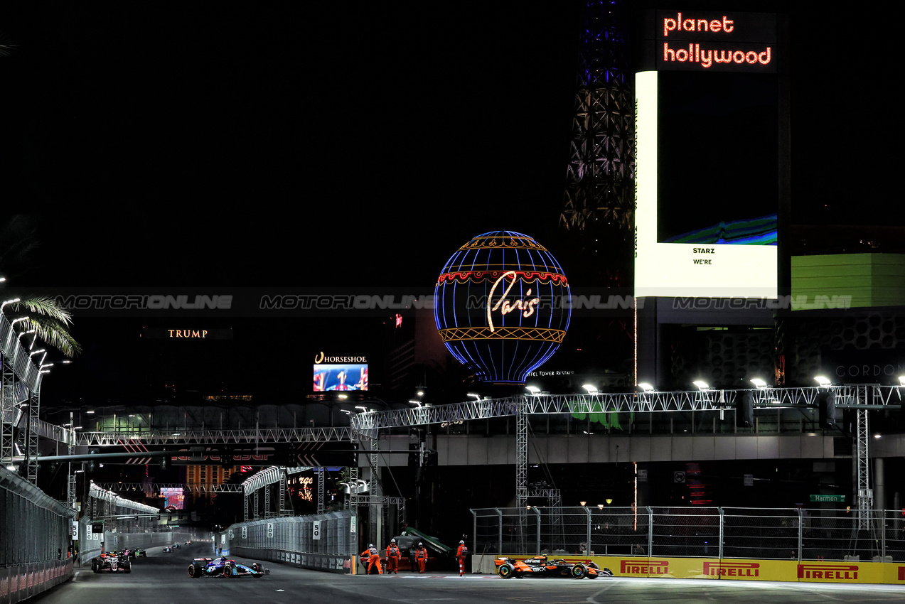 GP LAS VEGAS, Lando Norris (GBR) McLaren MCL38.

23.11.2024. Formula 1 World Championship, Rd 22, Las Vegas Grand Prix, Las Vegas, Nevada, USA, Gara Day.

- www.xpbimages.com, EMail: requests@xpbimages.com © Copyright: Moy / XPB Images
