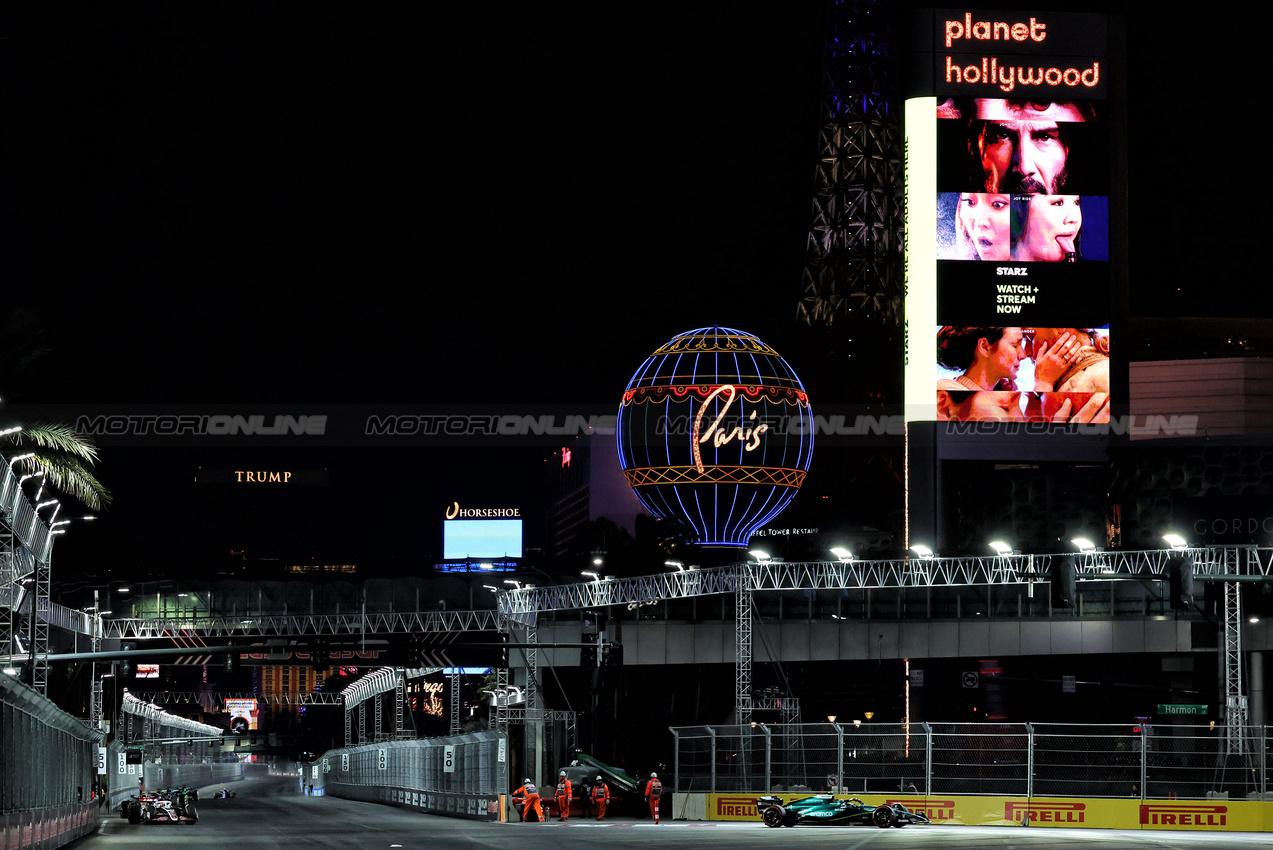GP LAS VEGAS, Fernando Alonso (ESP) Aston Martin F1 Team AMR24.

23.11.2024. Formula 1 World Championship, Rd 22, Las Vegas Grand Prix, Las Vegas, Nevada, USA, Gara Day.

- www.xpbimages.com, EMail: requests@xpbimages.com © Copyright: Moy / XPB Images