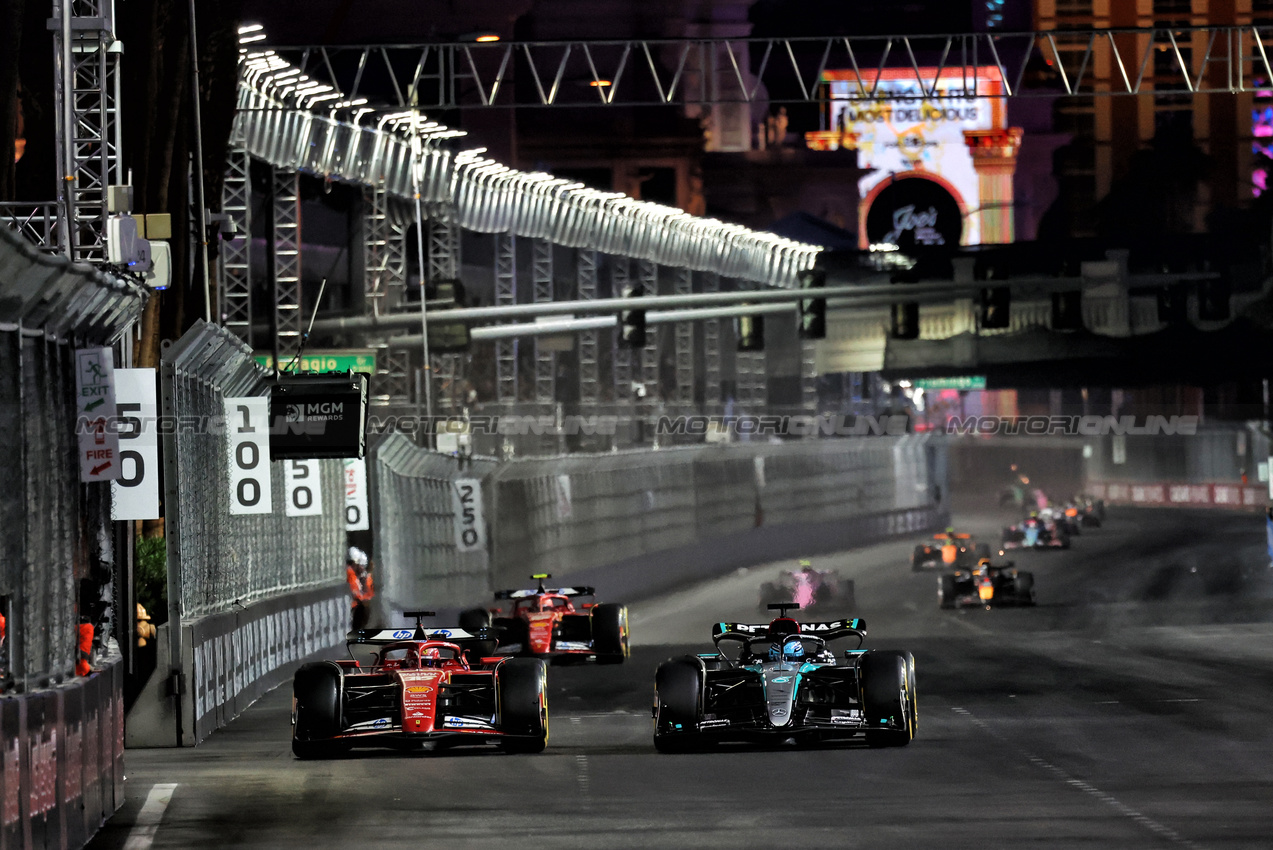GP LAS VEGAS, Charles Leclerc (MON) Ferrari SF-24 e George Russell (GBR) Mercedes AMG F1 W15 battle for position.

23.11.2024. Formula 1 World Championship, Rd 22, Las Vegas Grand Prix, Las Vegas, Nevada, USA, Gara Day.

- www.xpbimages.com, EMail: requests@xpbimages.com © Copyright: Moy / XPB Images