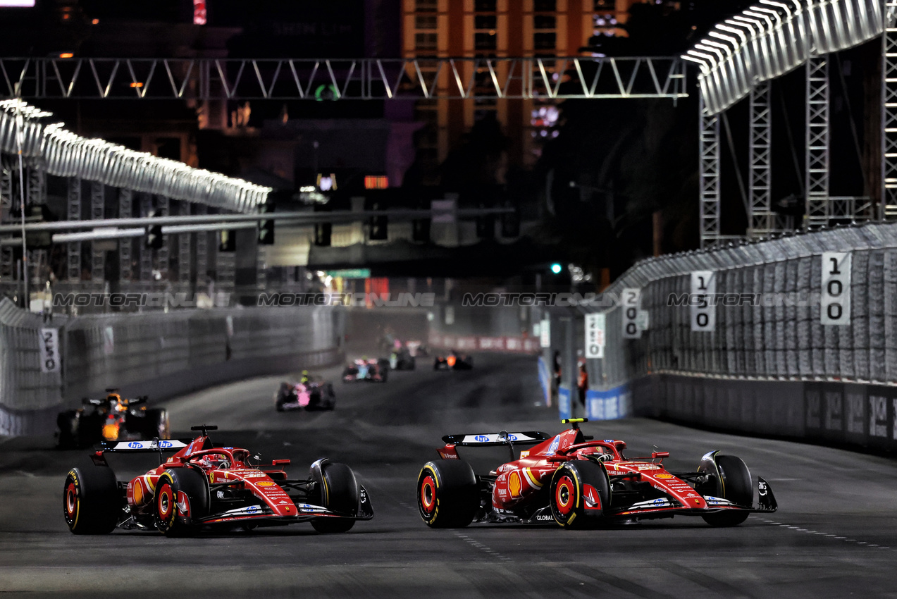 GP LAS VEGAS, Carlos Sainz Jr (ESP) Ferrari SF-24 e Charles Leclerc (MON) Ferrari SF-24.

23.11.2024. Formula 1 World Championship, Rd 22, Las Vegas Grand Prix, Las Vegas, Nevada, USA, Gara Day.

- www.xpbimages.com, EMail: requests@xpbimages.com © Copyright: Moy / XPB Images