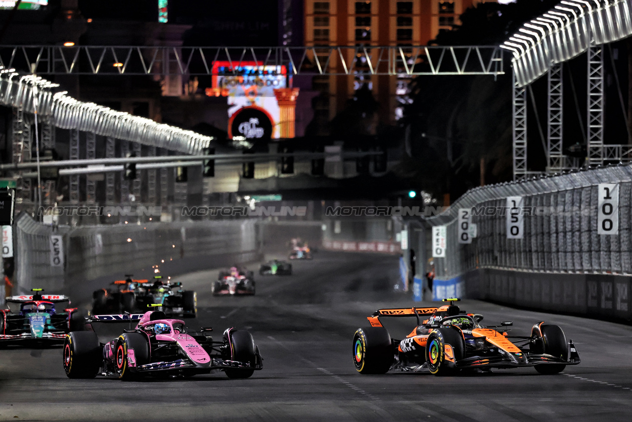 GP LAS VEGAS, Lando Norris (GBR) McLaren MCL38 e Pierre Gasly (FRA) Alpine F1 Team A524.

23.11.2024. Formula 1 World Championship, Rd 22, Las Vegas Grand Prix, Las Vegas, Nevada, USA, Gara Day.

- www.xpbimages.com, EMail: requests@xpbimages.com © Copyright: Moy / XPB Images