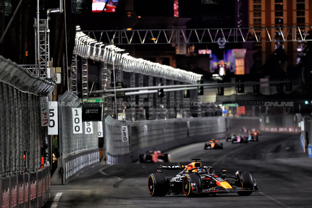 GP LAS VEGAS, Max Verstappen (NLD) Red Bull Racing RB20.

23.11.2024. Formula 1 World Championship, Rd 22, Las Vegas Grand Prix, Las Vegas, Nevada, USA, Gara Day.

- www.xpbimages.com, EMail: requests@xpbimages.com © Copyright: Moy / XPB Images