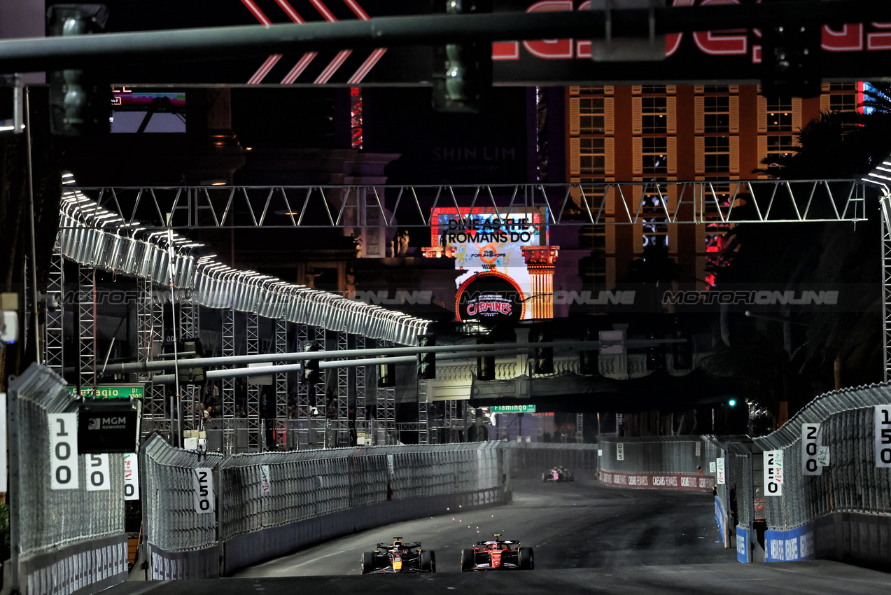 GP LAS VEGAS, Max Verstappen (NLD) Red Bull Racing RB20 e Carlos Sainz Jr (ESP) Ferrari SF-24 battle for position.

23.11.2024. Formula 1 World Championship, Rd 22, Las Vegas Grand Prix, Las Vegas, Nevada, USA, Gara Day.

- www.xpbimages.com, EMail: requests@xpbimages.com © Copyright: Moy / XPB Images