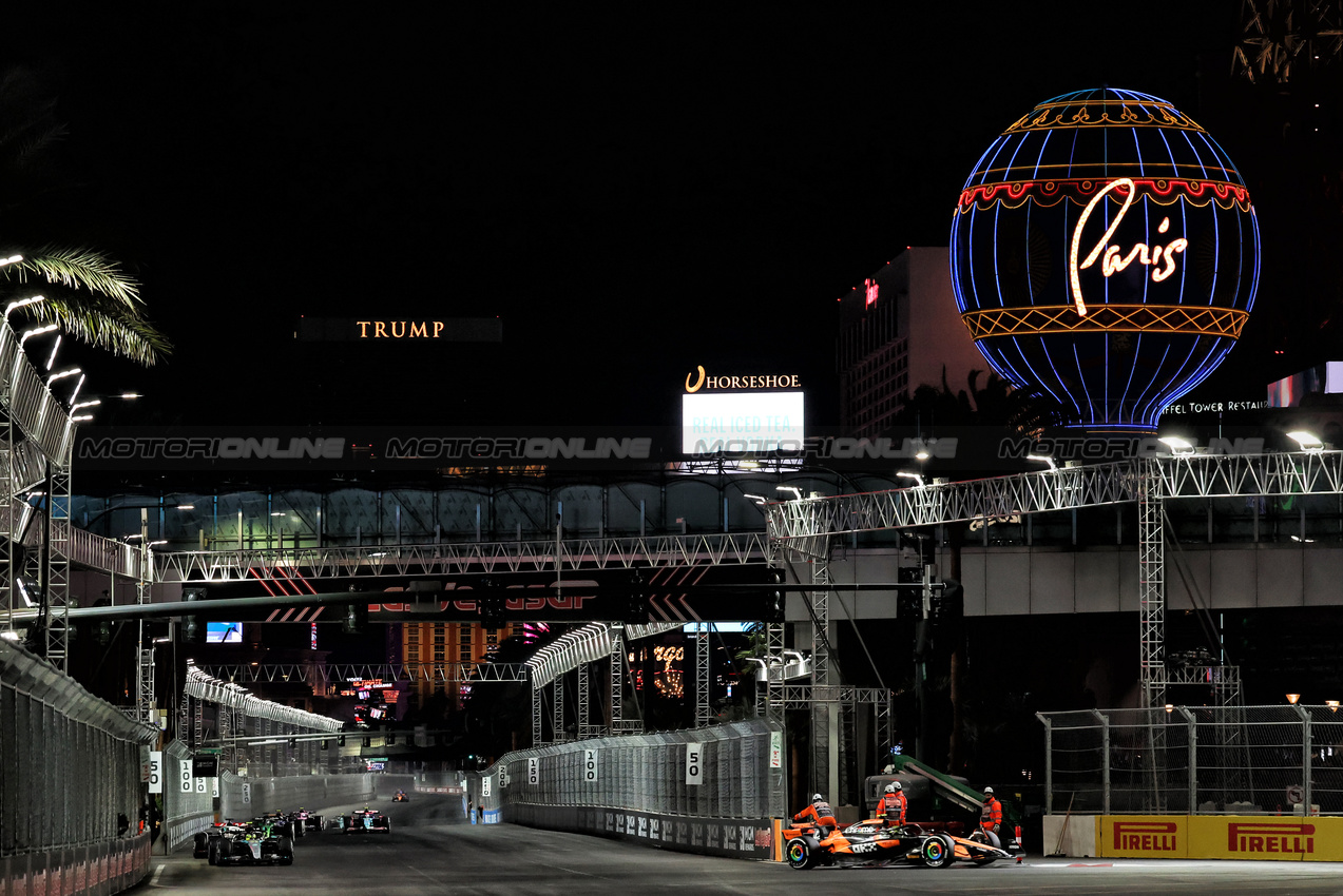 GP LAS VEGAS, Lando Norris (GBR) McLaren MCL38.

23.11.2024. Formula 1 World Championship, Rd 22, Las Vegas Grand Prix, Las Vegas, Nevada, USA, Gara Day.

- www.xpbimages.com, EMail: requests@xpbimages.com © Copyright: Moy / XPB Images