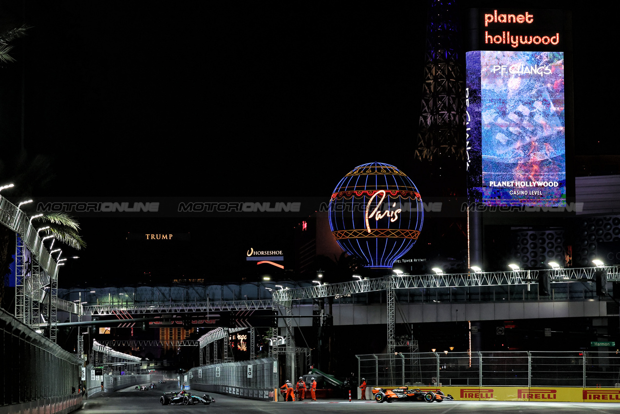 GP LAS VEGAS, Lando Norris (GBR) McLaren MCL38.

23.11.2024. Formula 1 World Championship, Rd 22, Las Vegas Grand Prix, Las Vegas, Nevada, USA, Gara Day.

- www.xpbimages.com, EMail: requests@xpbimages.com © Copyright: Moy / XPB Images
