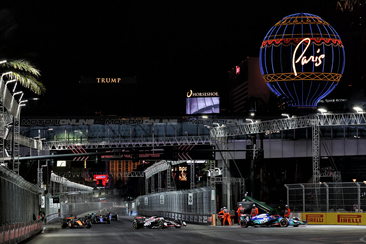 GP LAS VEGAS, Yuki Tsunoda (JPN) RB VCARB 01.

23.11.2024. Formula 1 World Championship, Rd 22, Las Vegas Grand Prix, Las Vegas, Nevada, USA, Gara Day.

- www.xpbimages.com, EMail: requests@xpbimages.com © Copyright: Moy / XPB Images