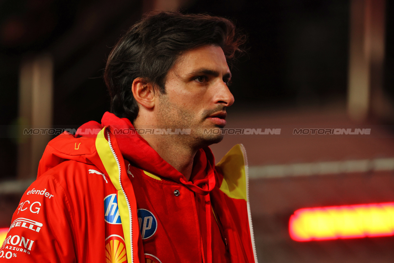 GP LAS VEGAS, Carlos Sainz Jr (ESP) Ferrari on the drivers' parade.

23.11.2024. Formula 1 World Championship, Rd 22, Las Vegas Grand Prix, Las Vegas, Nevada, USA, Gara Day.

 - www.xpbimages.com, EMail: requests@xpbimages.com © Copyright: Coates / XPB Images