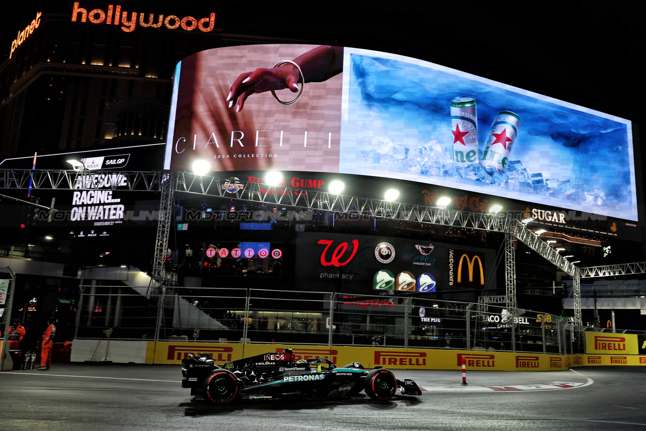 GP LAS VEGAS, Lewis Hamilton (GBR) Mercedes AMG F1 W15.

23.11.2024. Formula 1 World Championship, Rd 22, Las Vegas Grand Prix, Las Vegas, Nevada, USA, Gara Day.

- www.xpbimages.com, EMail: requests@xpbimages.com © Copyright: Moy / XPB Images