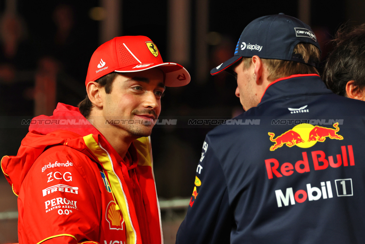GP LAS VEGAS, (L to R): Charles Leclerc (MON) Ferrari with Max Verstappen (NLD) Red Bull Racing on the drivers' parade.

23.11.2024. Formula 1 World Championship, Rd 22, Las Vegas Grand Prix, Las Vegas, Nevada, USA, Gara Day.

 - www.xpbimages.com, EMail: requests@xpbimages.com © Copyright: Coates / XPB Images