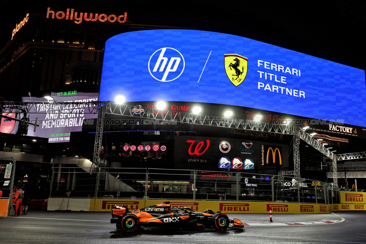 GP LAS VEGAS, Oscar Piastri (AUS) McLaren MCL38.

23.11.2024. Formula 1 World Championship, Rd 22, Las Vegas Grand Prix, Las Vegas, Nevada, USA, Gara Day.

- www.xpbimages.com, EMail: requests@xpbimages.com © Copyright: Moy / XPB Images