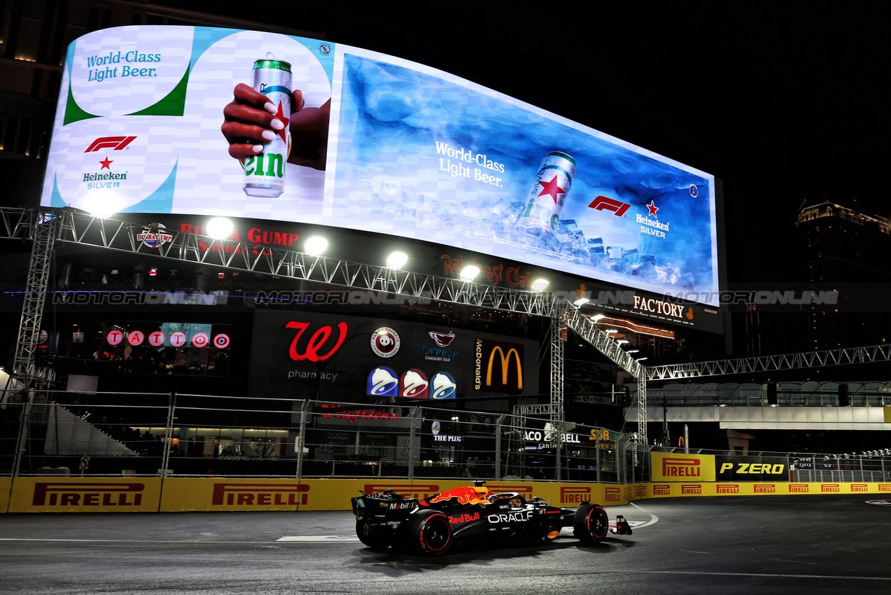 GP LAS VEGAS, Max Verstappen (NLD) Red Bull Racing RB20.

23.11.2024. Formula 1 World Championship, Rd 22, Las Vegas Grand Prix, Las Vegas, Nevada, USA, Gara Day.

- www.xpbimages.com, EMail: requests@xpbimages.com © Copyright: Moy / XPB Images