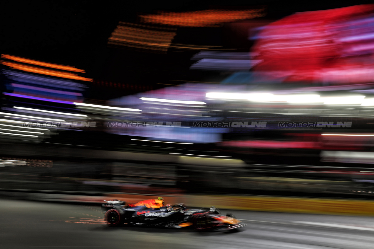GP LAS VEGAS, Sergio Perez (MEX) Red Bull Racing RB20.

23.11.2024. Formula 1 World Championship, Rd 22, Las Vegas Grand Prix, Las Vegas, Nevada, USA, Gara Day.

- www.xpbimages.com, EMail: requests@xpbimages.com © Copyright: Moy / XPB Images