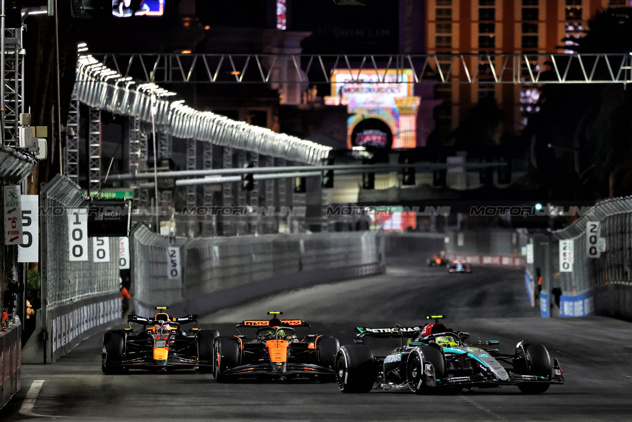 GP LAS VEGAS, Lewis Hamilton (GBR) Mercedes AMG F1 W15.

23.11.2024. Formula 1 World Championship, Rd 22, Las Vegas Grand Prix, Las Vegas, Nevada, USA, Gara Day.

- www.xpbimages.com, EMail: requests@xpbimages.com © Copyright: Moy / XPB Images