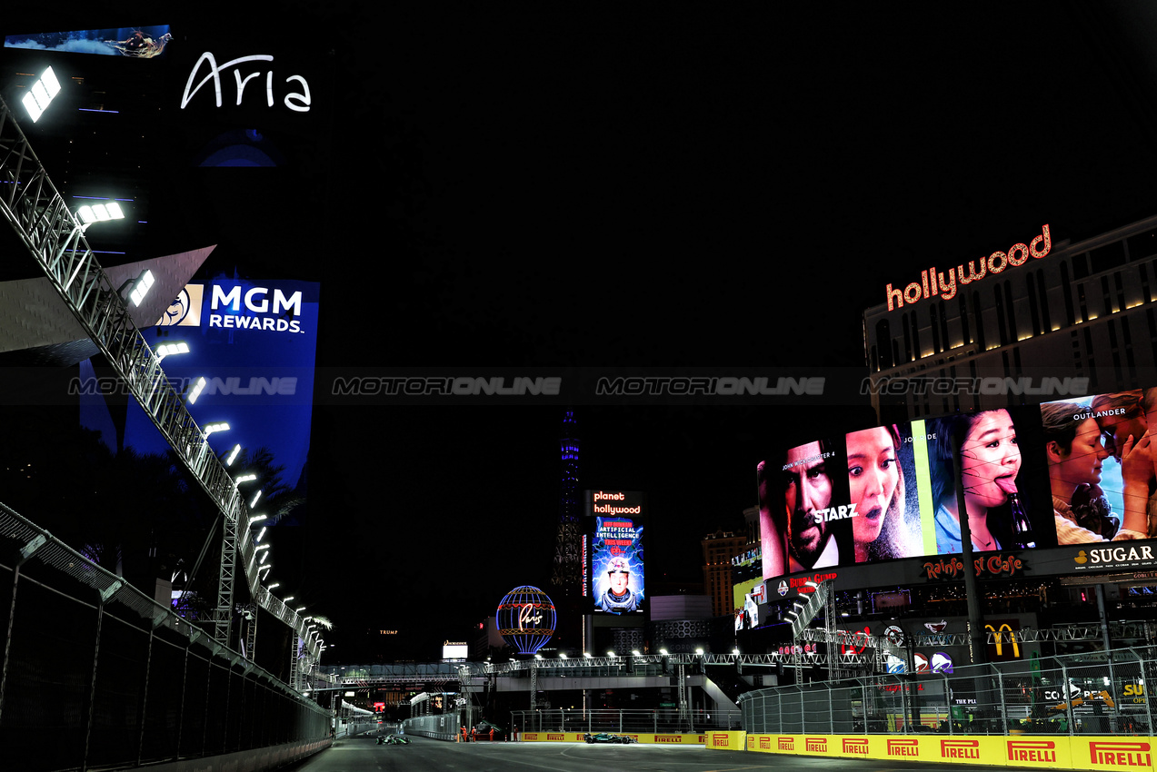GP LAS VEGAS, Fernando Alonso (ESP) Aston Martin F1 Team AMR24.

23.11.2024. Formula 1 World Championship, Rd 22, Las Vegas Grand Prix, Las Vegas, Nevada, USA, Gara Day.

- www.xpbimages.com, EMail: requests@xpbimages.com © Copyright: Moy / XPB Images
