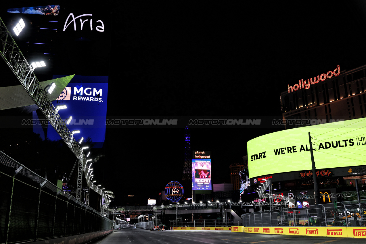 GP LAS VEGAS, Sergio Perez (MEX) Red Bull Racing RB20.

23.11.2024. Formula 1 World Championship, Rd 22, Las Vegas Grand Prix, Las Vegas, Nevada, USA, Gara Day.

- www.xpbimages.com, EMail: requests@xpbimages.com © Copyright: Moy / XPB Images
