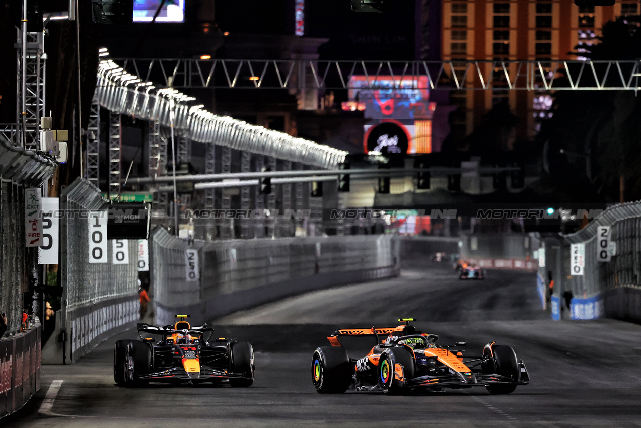 GP LAS VEGAS, Lando Norris (GBR) McLaren MCL38.

23.11.2024. Formula 1 World Championship, Rd 22, Las Vegas Grand Prix, Las Vegas, Nevada, USA, Gara Day.

- www.xpbimages.com, EMail: requests@xpbimages.com © Copyright: Moy / XPB Images