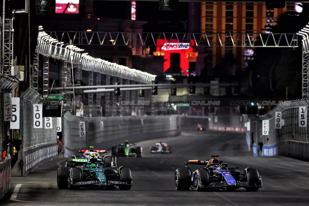 GP LAS VEGAS, Alexander Albon (THA) Williams Racing FW46 e Fernando Alonso (ESP) Aston Martin F1 Team AMR24 battle for position.

23.11.2024. Formula 1 World Championship, Rd 22, Las Vegas Grand Prix, Las Vegas, Nevada, USA, Gara Day.

- www.xpbimages.com, EMail: requests@xpbimages.com © Copyright: Moy / XPB Images