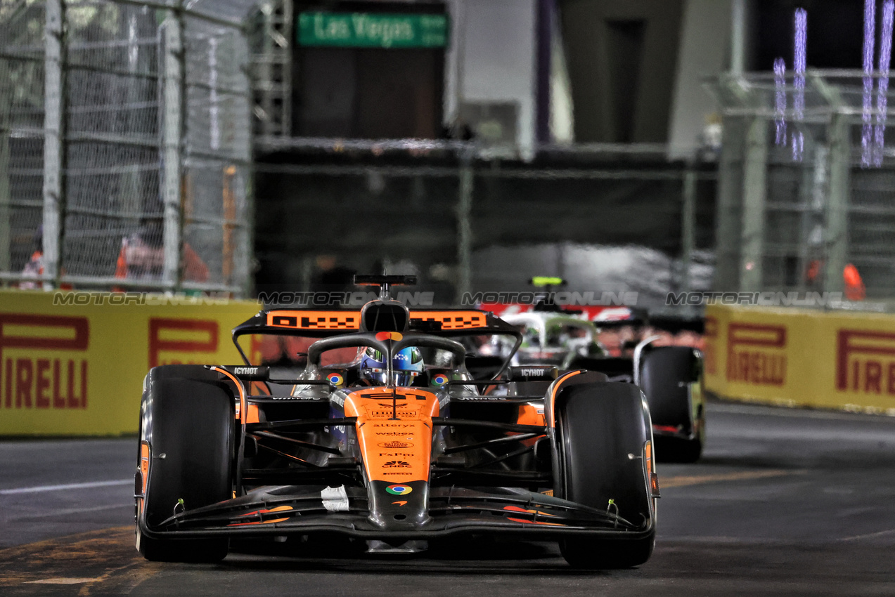 GP LAS VEGAS, Oscar Piastri (AUS) McLaren MCL38.

23.11.2024. Formula 1 World Championship, Rd 22, Las Vegas Grand Prix, Las Vegas, Nevada, USA, Gara Day.

- www.xpbimages.com, EMail: requests@xpbimages.com © Copyright: Moy / XPB Images
