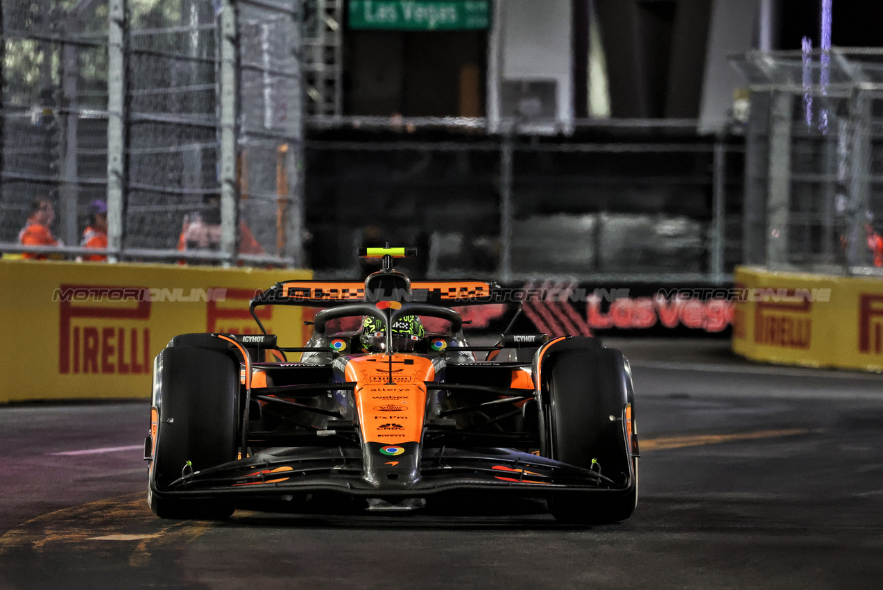 GP LAS VEGAS, Lando Norris (GBR) McLaren MCL38.

23.11.2024. Formula 1 World Championship, Rd 22, Las Vegas Grand Prix, Las Vegas, Nevada, USA, Gara Day.

- www.xpbimages.com, EMail: requests@xpbimages.com © Copyright: Moy / XPB Images