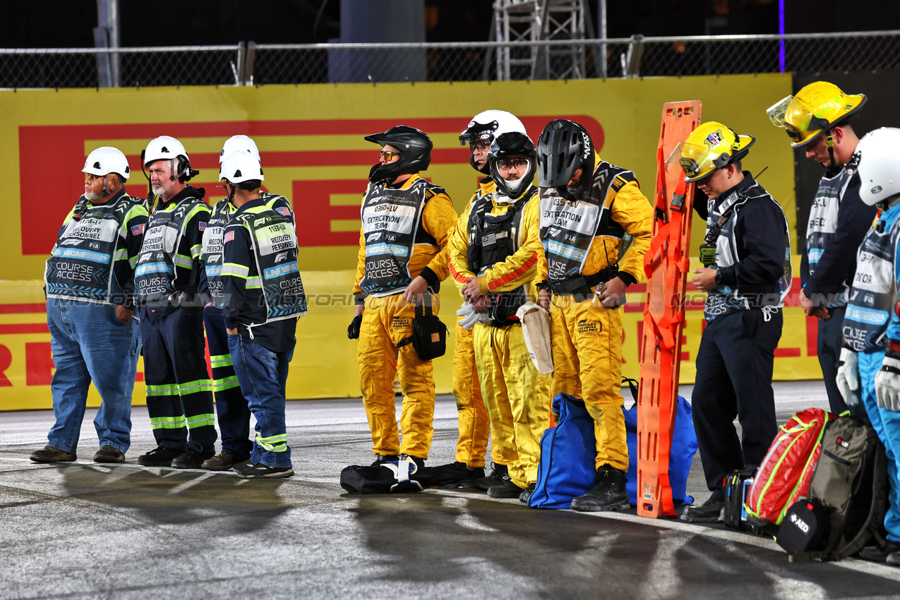 GP LAS VEGAS, Circuit Atmosfera - race workers.

23.11.2024. Formula 1 World Championship, Rd 22, Las Vegas Grand Prix, Las Vegas, Nevada, USA, Gara Day.

- www.xpbimages.com, EMail: requests@xpbimages.com © Copyright: Moy / XPB Images