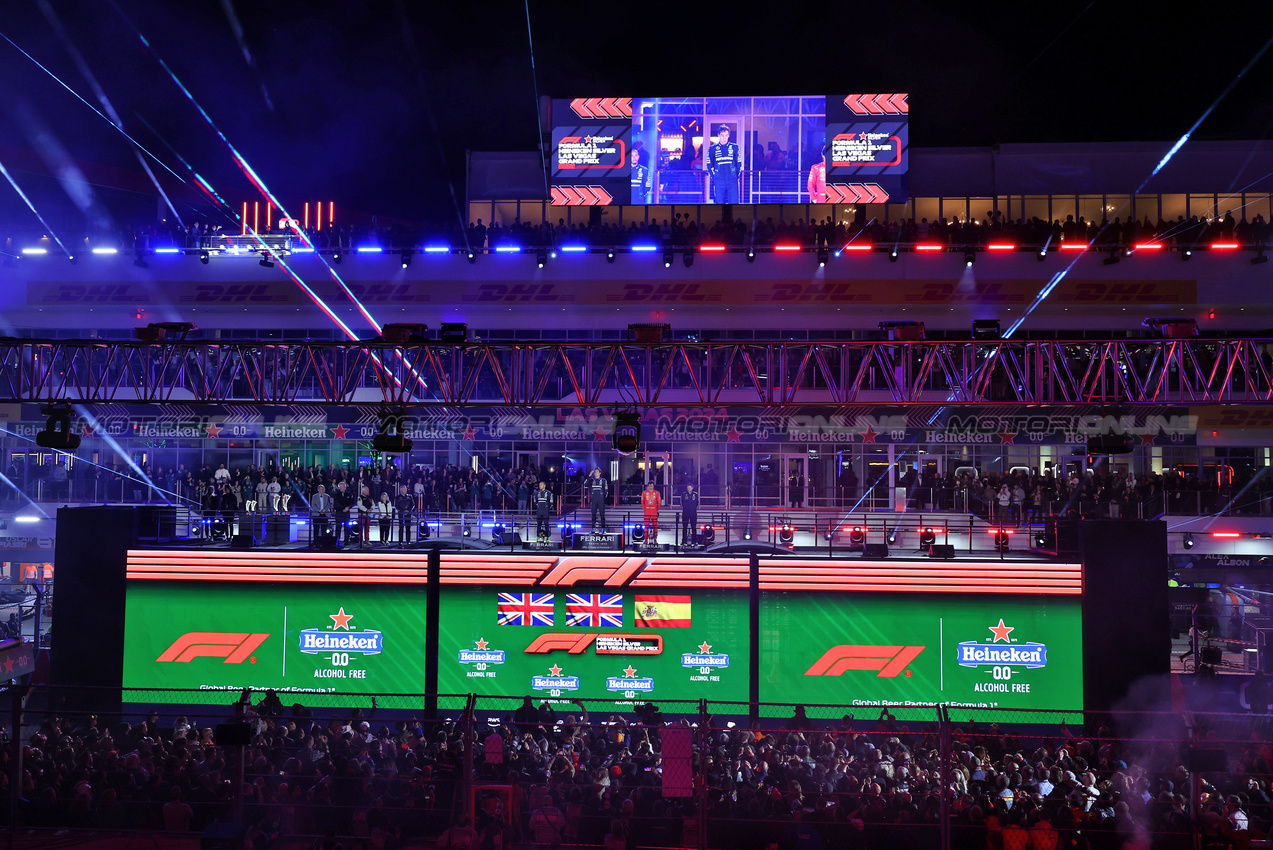 GP LAS VEGAS, The podium (L to R): Lewis Hamilton (GBR) Mercedes AMG F1, second; George Russell (GBR) Mercedes AMG F1, vincitore; Carlos Sainz Jr (ESP) Ferrari, third.

23.11.2024. Formula 1 World Championship, Rd 22, Las Vegas Grand Prix, Las Vegas, Nevada, USA, Gara Day.

- www.xpbimages.com, EMail: requests@xpbimages.com © Copyright: Moy / XPB Images