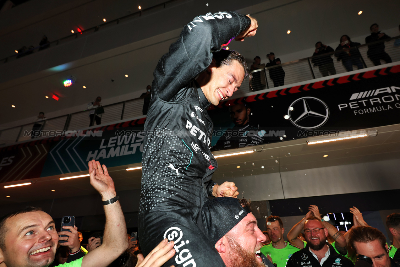 GP LAS VEGAS, Gara winner George Russell (GBR) Mercedes AMG F1 celebrates with the team.

23.11.2024. Formula 1 World Championship, Rd 22, Las Vegas Grand Prix, Las Vegas, Nevada, USA, Gara Day.

- www.xpbimages.com, EMail: requests@xpbimages.com © Copyright: Moy / XPB Images