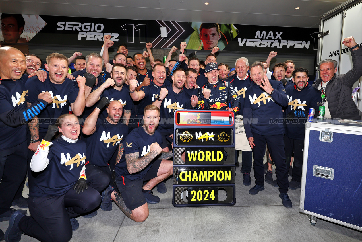 GP LAS VEGAS, Max Verstappen (NLD) Red Bull Racing celebrates his fourth World Champion with Dr Helmut Marko (AUT) Red Bull Motorsport Consultant; Christian Horner (GBR) Red Bull Racing Team Principal; e the team.

23.11.2024. Formula 1 World Championship, Rd 22, Las Vegas Grand Prix, Las Vegas, Nevada, USA, Gara Day.

- www.xpbimages.com, EMail: requests@xpbimages.com © Copyright: Moy / XPB Images