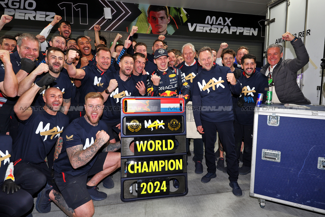 GP LAS VEGAS, Max Verstappen (NLD) Red Bull Racing celebrates his fourth World Champion with Dr Helmut Marko (AUT) Red Bull Motorsport Consultant; Christian Horner (GBR) Red Bull Racing Team Principal; e the team.

23.11.2024. Formula 1 World Championship, Rd 22, Las Vegas Grand Prix, Las Vegas, Nevada, USA, Gara Day.

- www.xpbimages.com, EMail: requests@xpbimages.com © Copyright: Moy / XPB Images