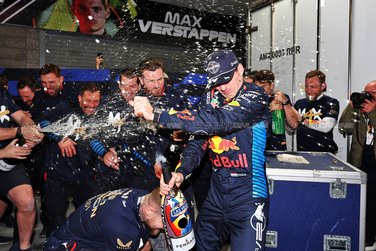 GP LAS VEGAS, Max Verstappen (NLD) Red Bull Racing celebrates his fourth World Champion with the team.

23.11.2024. Formula 1 World Championship, Rd 22, Las Vegas Grand Prix, Las Vegas, Nevada, USA, Gara Day.

- www.xpbimages.com, EMail: requests@xpbimages.com © Copyright: Moy / XPB Images