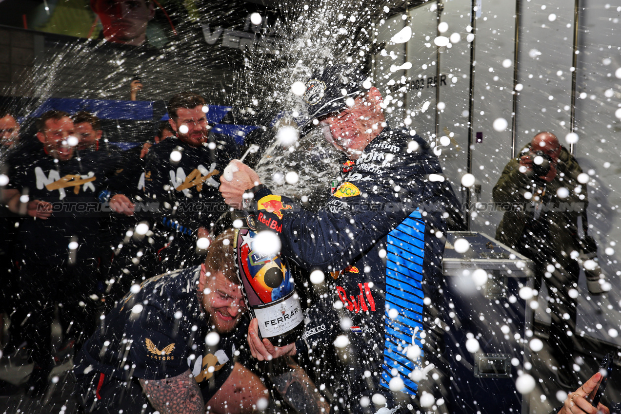 GP LAS VEGAS, Max Verstappen (NLD) Red Bull Racing celebrates his fourth World Champion with the team.

23.11.2024. Formula 1 World Championship, Rd 22, Las Vegas Grand Prix, Las Vegas, Nevada, USA, Gara Day.

- www.xpbimages.com, EMail: requests@xpbimages.com © Copyright: Moy / XPB Images