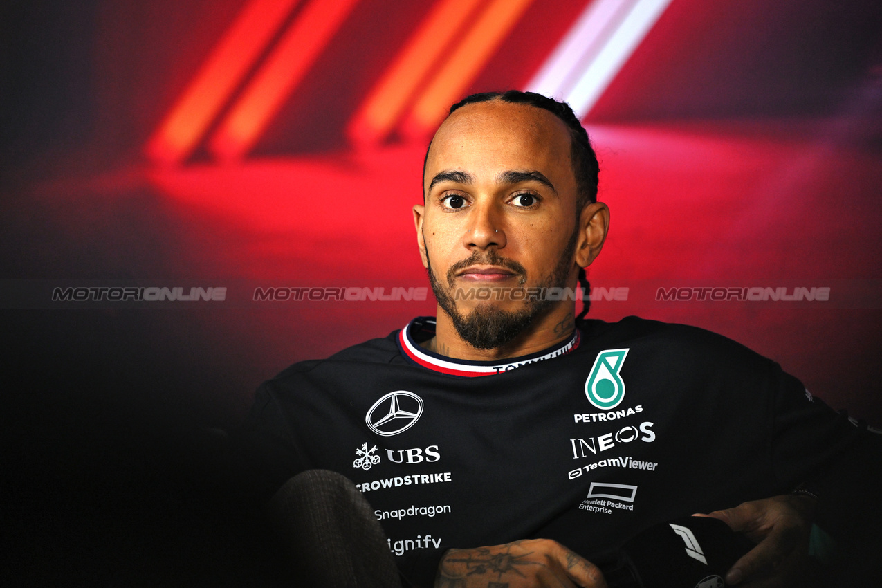 GP LAS VEGAS, Lewis Hamilton (GBR) Mercedes AMG F1 in the post race FIA Press Conference.

23.11.2024. Formula 1 World Championship, Rd 22, Las Vegas Grand Prix, Las Vegas, Nevada, USA, Gara Day.

- www.xpbimages.com, EMail: requests@xpbimages.com © Copyright: Price / XPB Images