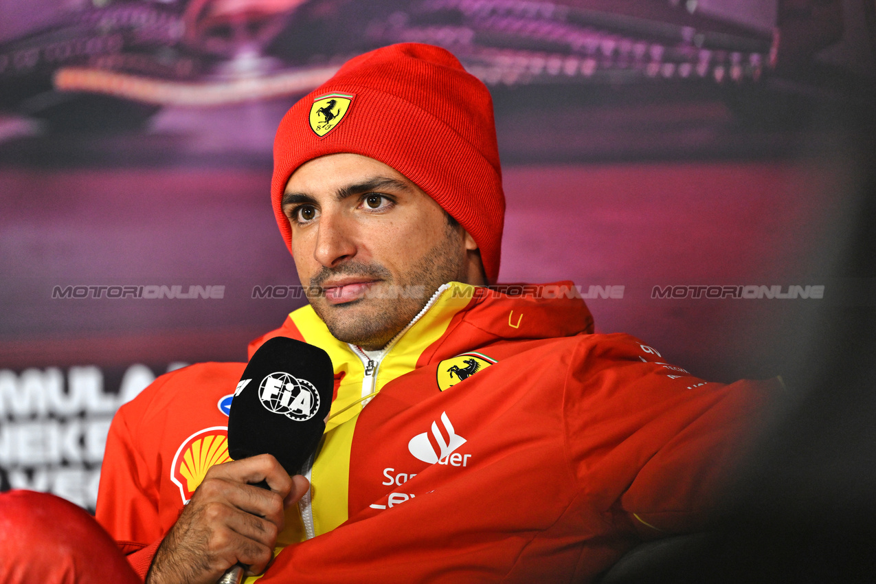 GP LAS VEGAS, Carlos Sainz Jr (ESP) Ferrari in the post race FIA Press Conference.

23.11.2024. Formula 1 World Championship, Rd 22, Las Vegas Grand Prix, Las Vegas, Nevada, USA, Gara Day.

- www.xpbimages.com, EMail: requests@xpbimages.com © Copyright: Price / XPB Images