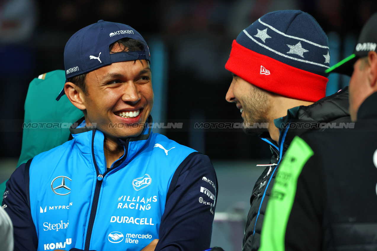 GP LAS VEGAS, (L to R): Alexander Albon (THA) Williams Racing e Esteban Ocon (FRA) Alpine F1 Team on the drivers' parade.

23.11.2024. Formula 1 World Championship, Rd 22, Las Vegas Grand Prix, Las Vegas, Nevada, USA, Gara Day.

 - www.xpbimages.com, EMail: requests@xpbimages.com © Copyright: Coates / XPB Images