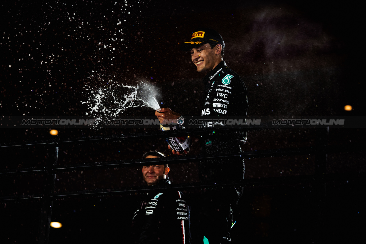 GP LAS VEGAS, (L to R): Gara winner George Russell (GBR) Mercedes AMG F1 celebrates on the podium with Rich Lane (GBR) Mercedes AMG F1 Senior Track Engineer.

23.11.2024. Formula 1 World Championship, Rd 22, Las Vegas Grand Prix, Las Vegas, Nevada, USA, Gara Day.

- www.xpbimages.com, EMail: requests@xpbimages.com © Copyright: Bearne / XPB Images