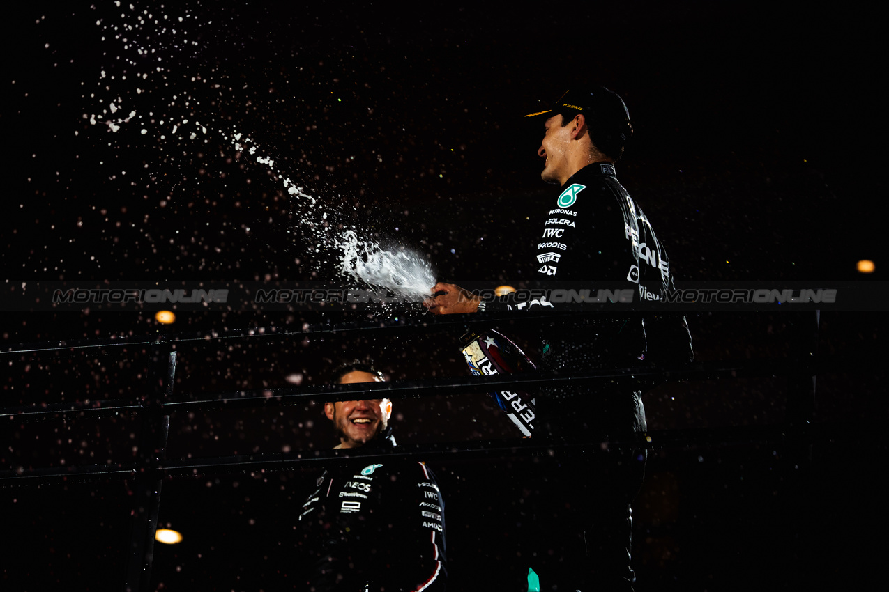 GP LAS VEGAS, (L to R): Gara winner George Russell (GBR) Mercedes AMG F1 celebrates on the podium with Rich Lane (GBR) Mercedes AMG F1 Senior Track Engineer.

23.11.2024. Formula 1 World Championship, Rd 22, Las Vegas Grand Prix, Las Vegas, Nevada, USA, Gara Day.

- www.xpbimages.com, EMail: requests@xpbimages.com © Copyright: Bearne / XPB Images