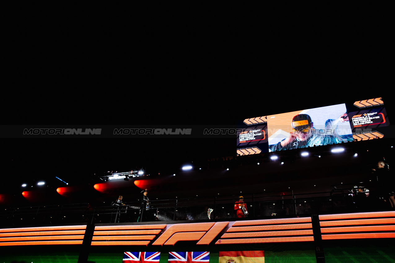 GP LAS VEGAS, The podium (L to R): Lewis Hamilton (GBR) Mercedes AMG F1, second; George Russell (GBR) Mercedes AMG F1, vincitore; Carlos Sainz Jr (ESP) Ferrari, third.

23.11.2024. Formula 1 World Championship, Rd 22, Las Vegas Grand Prix, Las Vegas, Nevada, USA, Gara Day.

- www.xpbimages.com, EMail: requests@xpbimages.com © Copyright: Bearne / XPB Images