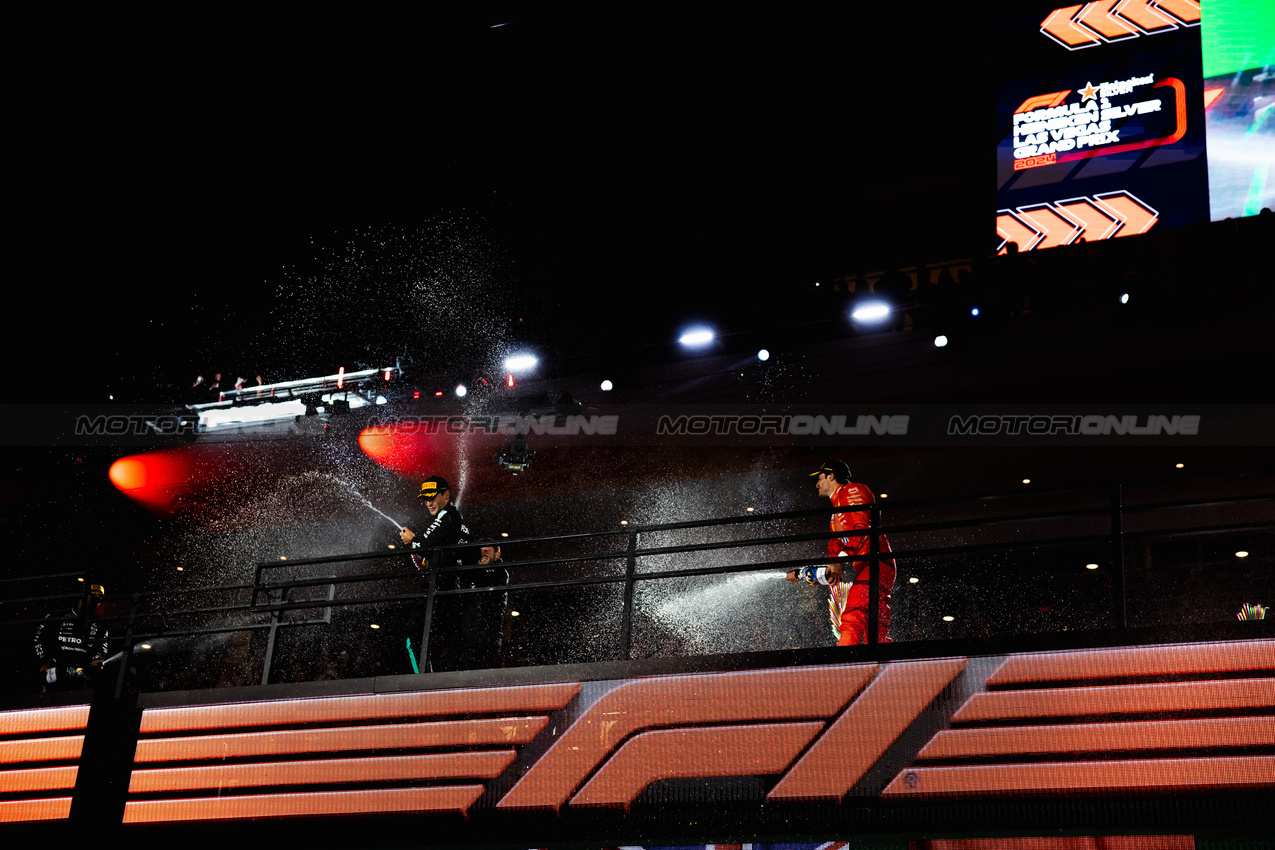 GP LAS VEGAS, (L to R): Gara winner George Russell (GBR) Mercedes AMG F1 celebrates on the podium with Carlos Sainz Jr (ESP) Ferrari.

23.11.2024. Formula 1 World Championship, Rd 22, Las Vegas Grand Prix, Las Vegas, Nevada, USA, Gara Day.

- www.xpbimages.com, EMail: requests@xpbimages.com © Copyright: Bearne / XPB Images