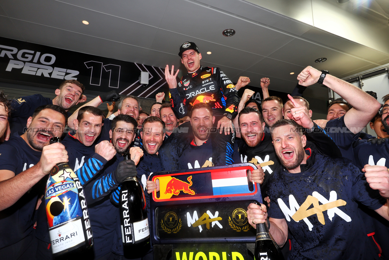 GP LAS VEGAS, Max Verstappen (NLD) Red Bull Racing celebrates his fourth World Championship with the team.

23.11.2024. Formula 1 World Championship, Rd 22, Las Vegas Grand Prix, Las Vegas, Nevada, USA, Gara Day.

- www.xpbimages.com, EMail: requests@xpbimages.com © Copyright: Moy / XPB Images