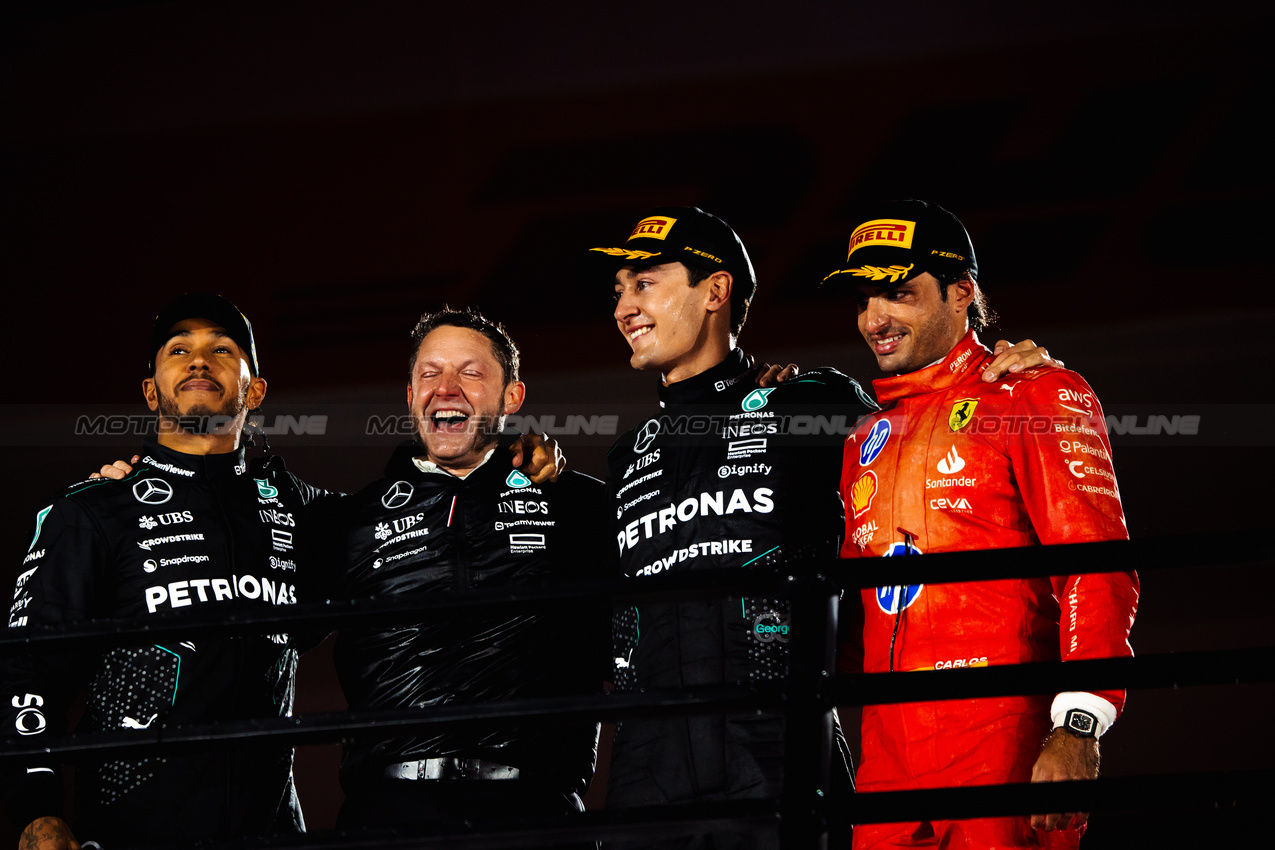 GP LAS VEGAS, The podium (L to R): Lewis Hamilton (GBR) Mercedes AMG F1, second; Rich Lane (GBR) Mercedes AMG F1 Senior Track Engineer; George Russell (GBR) Mercedes AMG F1, vincitore; Carlos Sainz Jr (ESP) Ferrari, third.

23.11.2024. Formula 1 World Championship, Rd 22, Las Vegas Grand Prix, Las Vegas, Nevada, USA, Gara Day.

- www.xpbimages.com, EMail: requests@xpbimages.com © Copyright: Bearne / XPB Images