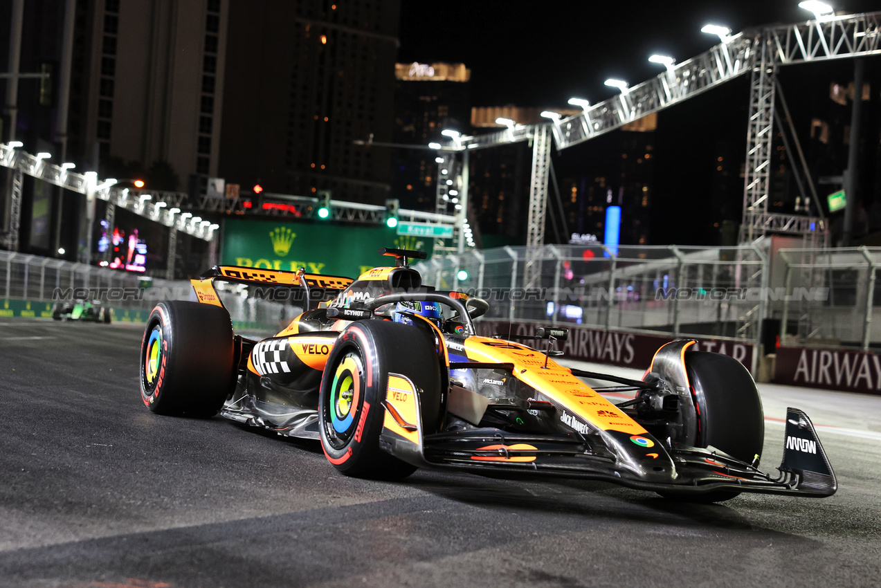 GP LAS VEGAS, Oscar Piastri (AUS) McLaren MCL38.

23.11.2024. Formula 1 World Championship, Rd 22, Las Vegas Grand Prix, Las Vegas, Nevada, USA, Gara Day.

- www.xpbimages.com, EMail: requests@xpbimages.com © Copyright: Bearne / XPB Images