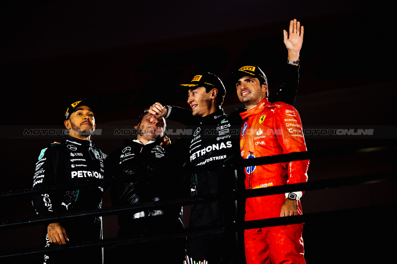 GP LAS VEGAS, The podium (L to R): Lewis Hamilton (GBR) Mercedes AMG F1, second; Rich Lane (GBR) Mercedes AMG F1 Senior Track Engineer; George Russell (GBR) Mercedes AMG F1, vincitore; Carlos Sainz Jr (ESP) Ferrari, third.

23.11.2024. Formula 1 World Championship, Rd 22, Las Vegas Grand Prix, Las Vegas, Nevada, USA, Gara Day.

- www.xpbimages.com, EMail: requests@xpbimages.com © Copyright: Bearne / XPB Images