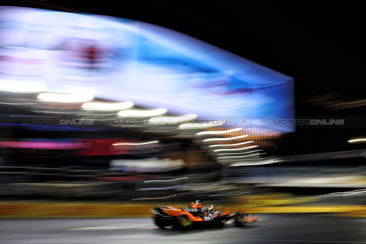 GP LAS VEGAS, Oscar Piastri (AUS) McLaren MCL38.

23.11.2024. Formula 1 World Championship, Rd 22, Las Vegas Grand Prix, Las Vegas, Nevada, USA, Gara Day.

- www.xpbimages.com, EMail: requests@xpbimages.com © Copyright: Moy / XPB Images